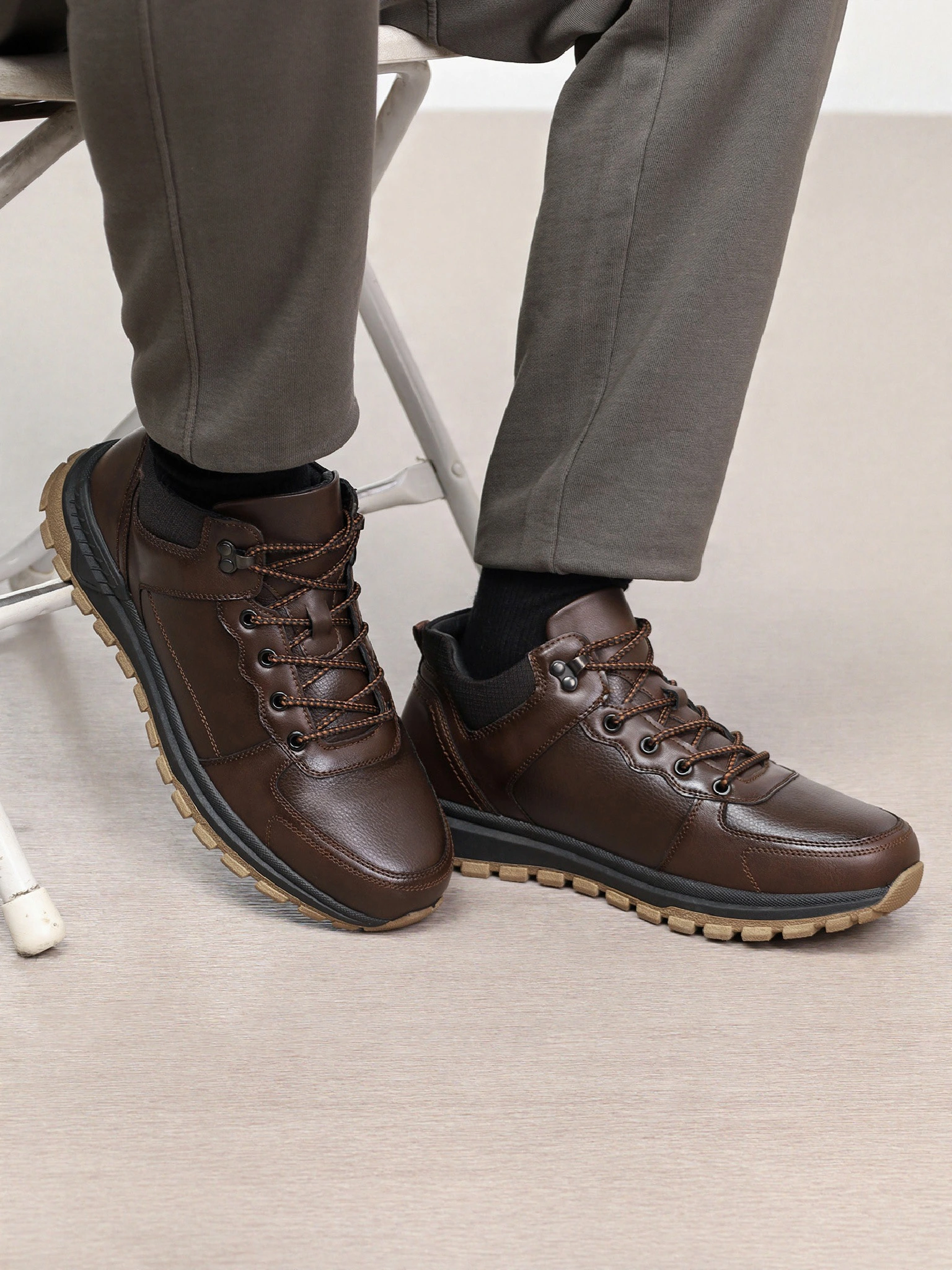 Ботинки коричневого цвета на низкой рельефной подошве